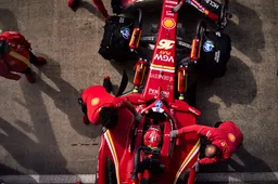 Hill speculeert: 'Sainz' houding geeft de strategen bij Ferrari meer vertrouwen dan die van Leclerc'