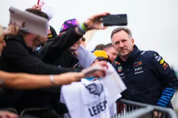 Horner looft Verstappen en is keihard voor Pérez: 'Een briljante ronde van Max, gezien de schade'