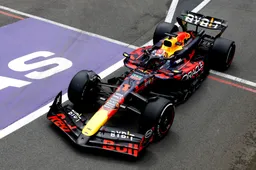 Verslag VT1 | Aston Martin krabbelt op, Verstappen net buiten top drie