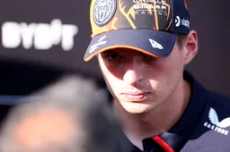 Verstappen houdt woord en komt met protestactie: 'Geen commentaar'