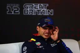 Presentator persconferenties deelt 'blessure' Verstappen: 'Hij stond met zijn handen te schudden'