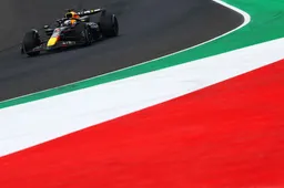 De race van Verstappen | Verstappen sloeg uit frustratie op zijn stuur: 'F*ck, man!'