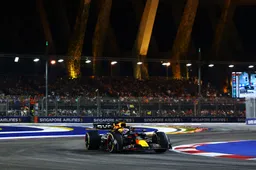 De race van Verstappen | Verstappen niet blij met strategische keuze: 'Dat is zó dom!'