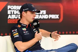 Verstappen hekelt beleid van de FIA: 'Afgestraft als een kleine kleuter'