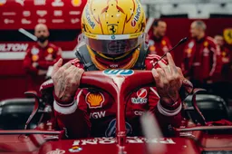 Hamilton toont ergernis richting Mercedes: 'Hij had twee maanden voordeel'