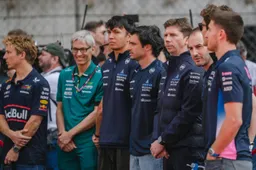 James, this is Günther: 'Als je het nog niet in de gaten hebt: Max is heel snel, James'