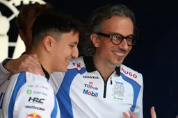 Hadjar een beetje 'cheeky' na ontslag van Horner: 'Kan niet ontkennen dat dat handig is'