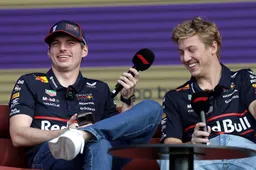 Verstappen lacht om telefoontje van Brown: 'Was meteen klaar toen hij wist hoeveel hij moest betalen'