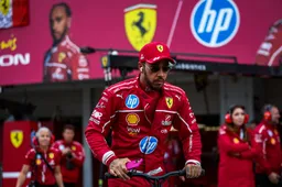 Hamilton vast in oude gewoontes: 'Deze auto vraagt gewoon een hele andere rijstijl'