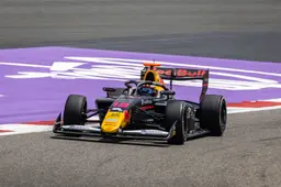 F2 & F3 in Groot-Brittannië | Tsolov pakt sprintoverwinning en leiding in het kampioenschap af van Minì
