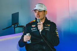 Verstappen pleit voor V10-motoren: 'Wie dat vindt, is waarschijnlijk een beetje gek'