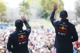 Verstappen geniet van Red Bull-showrun: 'Heel speciaal om weer met de RB16B te rijden'
