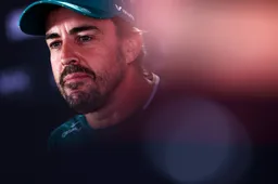 Alonso vertelt openhartig over mentale aspect Formule 1: 'Masker telkens opzetten is veeleisend'