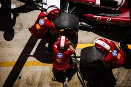 Ferrari krijgt keiharde kritiek na bizarre keuzes: 'Verstappen zou zich dat niet laten vertellen'