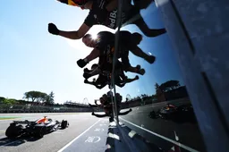 Verstappen laat commentator stotteren: 'Zelfs in slow motion kan ik dit niet geloven'