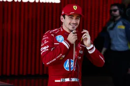 Leclerc klokt snelste tijd in Silverstone, maar Verstappen doet ook weer helemaal mee