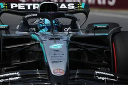 Russell ontneemt Verstappen de poleposition in de slotseconden, Norris stelt teleur