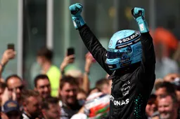 Russell breekt in bij interview Brad Pitt: 'Hebben zelfs hetzelfde overhemd aan!'