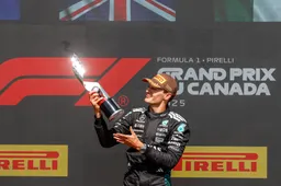 Russell sprak niet met andere teams: 'Mijn lot ligt in de handen van Mercedes'