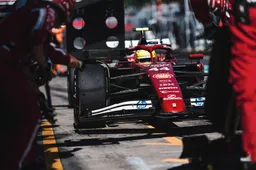 Hamilton zet Ferrari in zijn eigen Silverstone bovenaan, Verstappen klaagt over balans