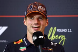 Verstappen zat in de 2026-auto in de simulator en grapt over gewaagde uitspraak van Wolff