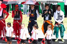 Hamilton wordt getrakteerd op complimenten na instelling tegenover Verstappen: 'Een pluim'