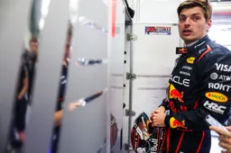 Milde reactie Verstappen zorgt voor weinig verbazing, maar blik Wolff spreekt boekdelen