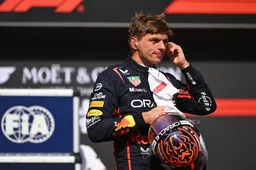 Viaplay-analist legt Verstappens uitspraak onder de loep: 'Een beetje? Hij is daar de langzaamste auto!'