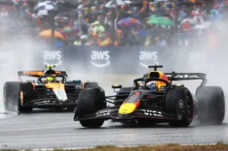 WK-stand | Verstappen beperkt schade na spin en profiteert van Russells uitstapje door het grind