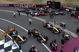 Concurrentie van Verstappen krijgt kritiek: 'Hij stuurt een half uur te vroeg in'