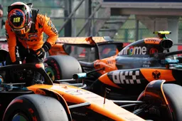 Uitgestelde start gooide roet in het eten voor Verstappens regenrace, McLaren pakt een één-tweetje