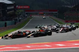 Mercedes en Ferrari strijden om overwinning in Spa, Verstappen aast op verrassingsaanval