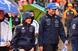 Albon leeft mee met Tsunoda: 'Aan de andere kant van de garage heb je de beste aller tijden'