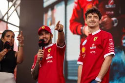 Voormalig coureur komt op voor Hamilton: 'Ze beseffen niet hoe moeilijk de auto te besturen is'