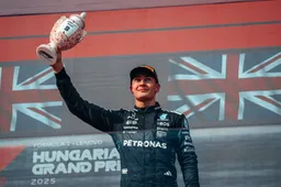 Oud-teambaas gaat grappend in op Russells contract: 'Hij weet zelfs wat Ferrari heeft gedaan'