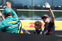 Verstappens collega moet een beetje lachen om Hamilton: 'We roepen: boe! Dan gaat de deur open'