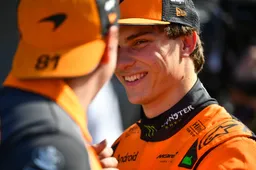 Verstappen en Hadjar op het podium, Piastri deelt mokerslag uit na probleem bij Norris