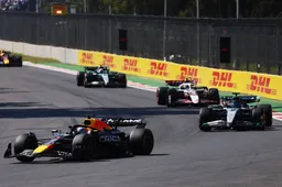 Vlammen uit de helm van overkokende Russell na actie Verstappen: 'Alleen noteren is niet goed genoeg!'