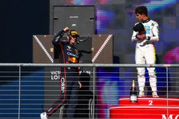 Schumacher en collega bespreken 'ongelooflijk' verhaal van Verstappen: 'Bizar wat hij doet'