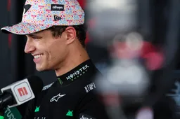Journalist hoopt Norris uit de tent te lokken en vraagt naar Verstappen: 'Nee, je hebt je antwoord'