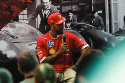 Hamilton niet blij met keuzes Ferrari: 'En dat gebeurt elk weekend’