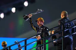 Britse analist ziet Verstappen mentaal spelletje spelen: 'Dit was niet alleen winnen op de baan'