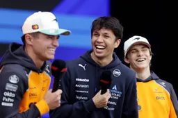 Albon lacht na opmerking over Norris: "Ik dacht: mijn hemel, ik creëer hier zo nog iets vreselijks"