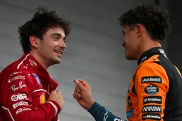 Norris en Leclerc hebben leuk onderonsje: "Oh ja, ik kreeg toen een straf"