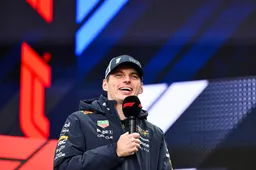 Verstappen niet van plan om open kaart te spelen en reageert met een knipoog op fanvraag