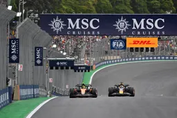 Oud-teambaas steekt de draak met McLarens verzoek betreffende Red Bull-motor, Verstappen was scherp