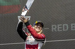 GT-coureur Vateva (21) herschrijft definitie van ‘nooit opgeven’ na superpodium en F1 Academy-test