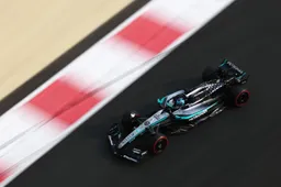 Russell doet met alle plezier afstand van W16: 'Alsof je met een racefiets over kasseien rijdt'