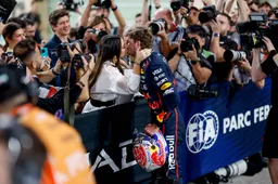 Verstappen al vaderfiguur voor hij vader werd: 'Ze zien hem als iemand die hen helpt'