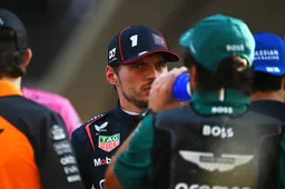 Alonso en Verstappen kraken nieuwe F1-wagens: 'Zelfs onze kok zou de auto kunnen besturen'